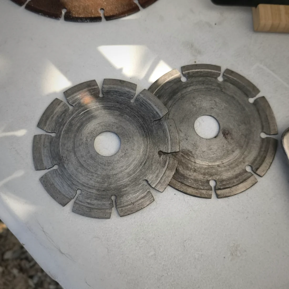 Détail de métal et disques utilisés comme matière première