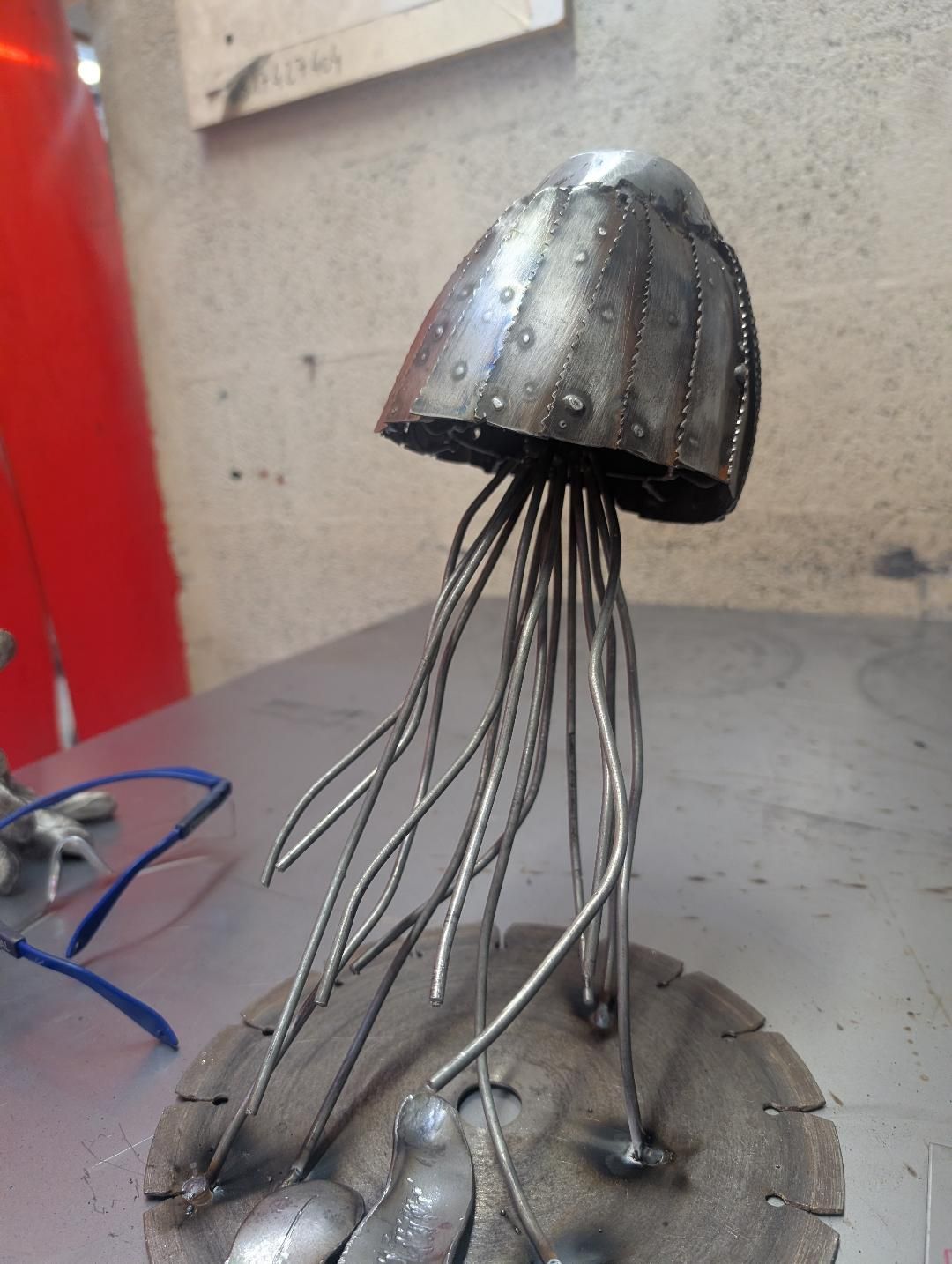 Méduse en métal en cours de finition dans l'atelier