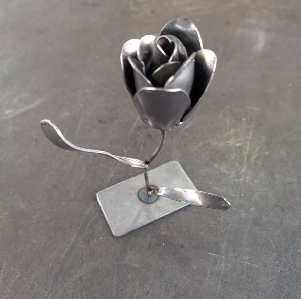 Rose en métal soudée sur socle réalisée par MA79