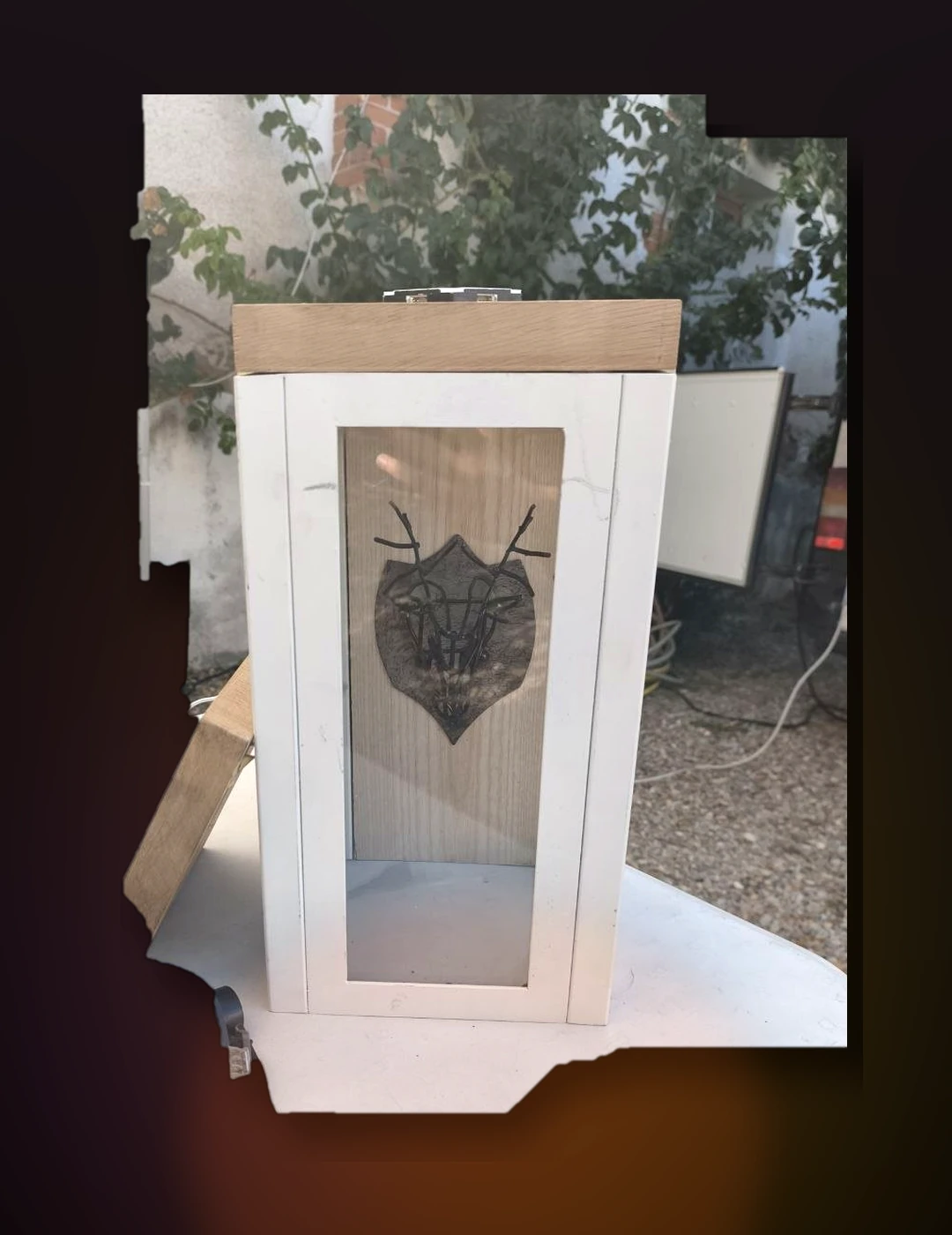 Création encadrée présentée dans une vitrine